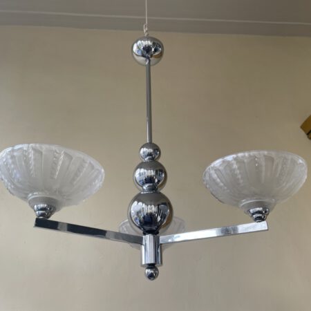 Plafondlamp 3 arms mat glazen Schalen verchroomde pendel Art Deco jaren 30