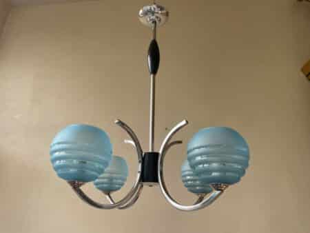 Plafondlamp 4 arms blauwe bollen verchroomd messing art deco jaren 30