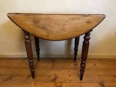 Hangoortafeltje  Sidetable