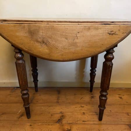 Hangoortafeltje  Sidetable