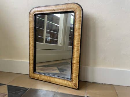 Spiegeltje Louis Philippe Geel 48.5 cm.