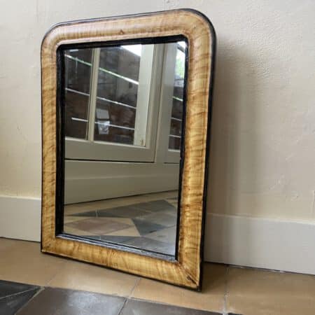 Spiegeltje Louis Philippe Geel 48.5 cm.
