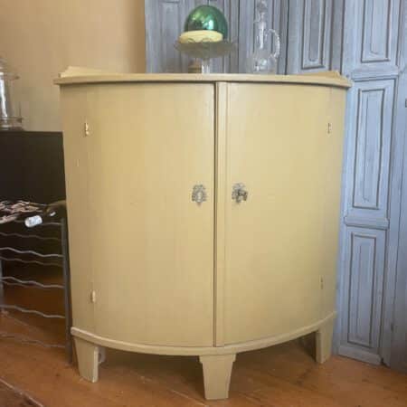 Hoekkast Oud Hollands met bolle deuren Geel