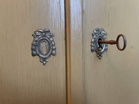 Oud Hollandse Hoekkast met bolle deuren - Afbeelding 2