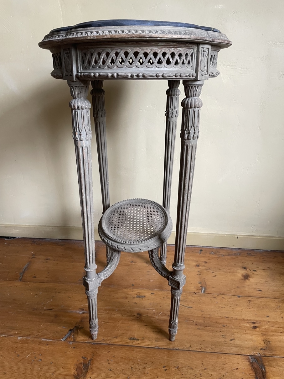 https://www.toonkamerwebshop.nl/wp-content/uploads/2025/03/tafeltje-bijzettafeltje-sidetable-louis-seize-16-19e-eeuws-hout-queridon-Frans-www.toonkamerwebshop.nl-7.jpg