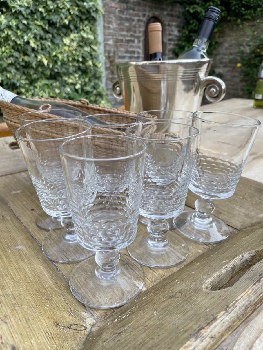 https://www.toonkamerwebshop.nl/wp-content/uploads/2025/05/artdeco-wijnkoeler-champagnekoeler-Frans-antiek-glazen-wijnglazen-vendangetafel-www.toonkamerwebshop.nl_.jpg
