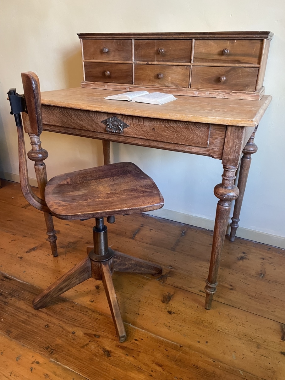 https://www.toonkamerwebshop.nl/wp-content/uploads/2025/05/bijzettafel-lectern-lezenaar-bijbelstandaard-bureau-keukentafel-draaistoel-Frans-www.toonkamerwebshop.nl_.jpg