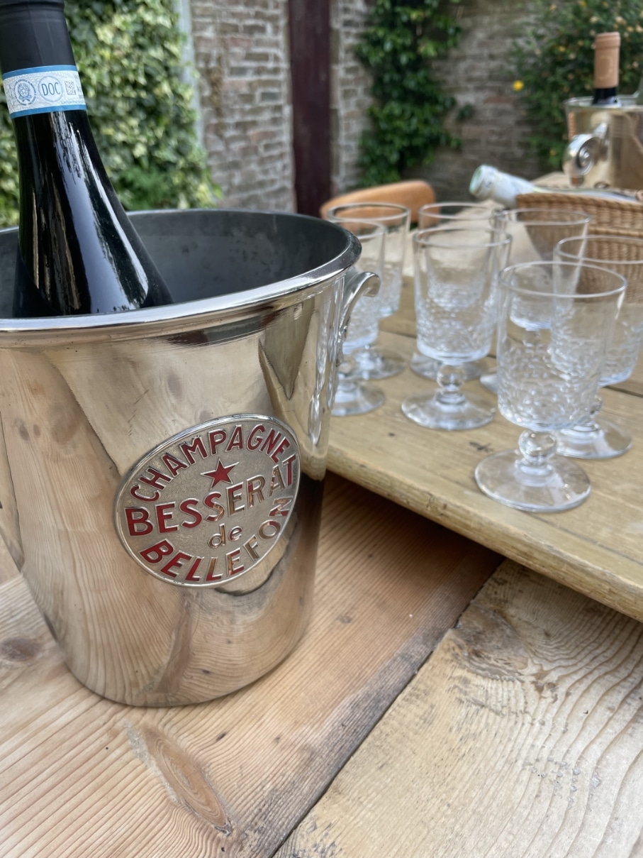 https://www.toonkamerwebshop.nl/wp-content/uploads/2025/05/champagnekoeler-wijnkoeler-artdeco-wijnglazen-antiek-antique-glasses-French-vendangetable-www.toonkamerwebshop.nl_.jpg