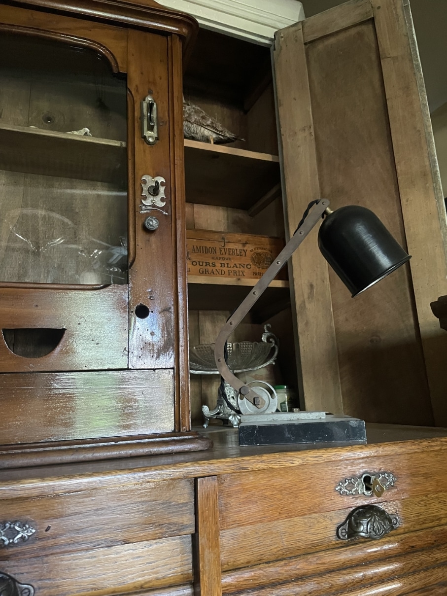 https://www.toonkamerwebshop.nl/wp-content/uploads/2025/05/vitrinekastje-rolluikkast-bureaulamp-Frans-antiek-www.toonkamerwebshop.nl_.jpg