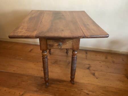 Hangoortafel Sidetable Notenhout