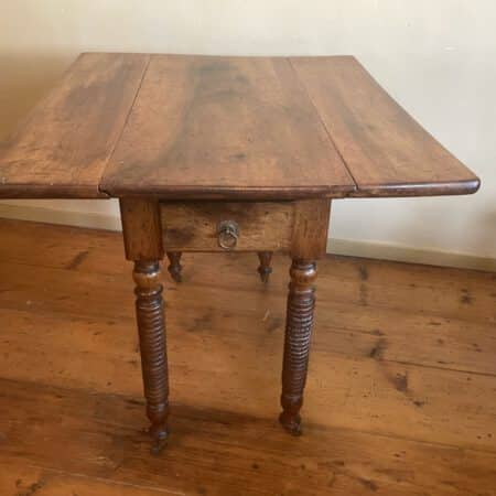 Hangoortafel Sidetable Notenhout