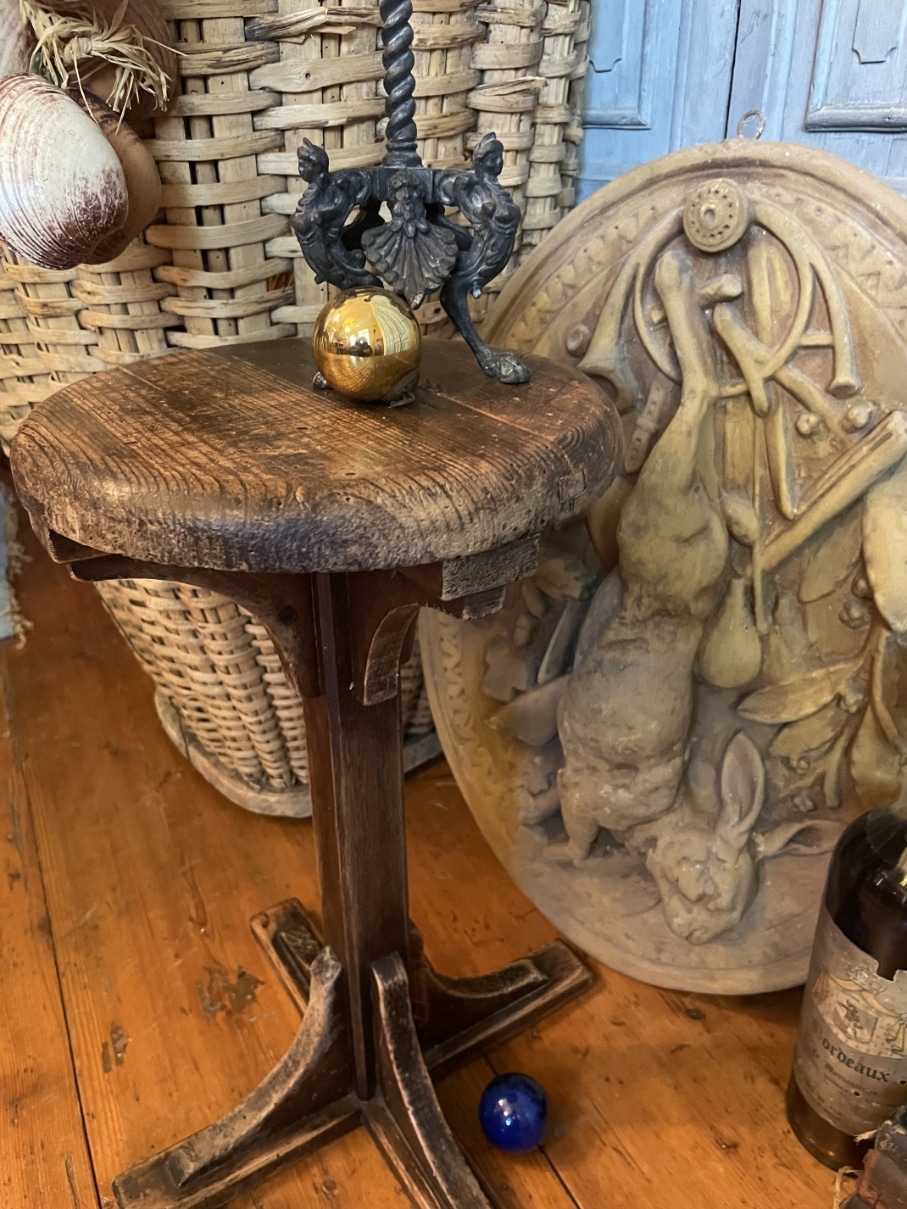 https://www.toonkamerwebshop.nl/wp-content/uploads/2025/09/decoratief-krukje-mand-Frans-landelijk-jachttafereel-antiek-antiques-french-living-landelijk-www.toonkamerwebshop.nl_.jpg