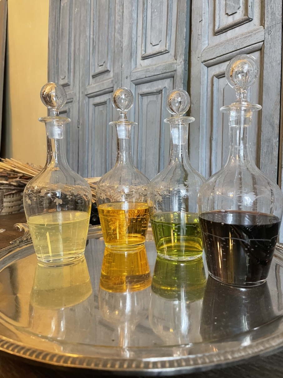 https://www.toonkamerwebshop.nl/wp-content/uploads/2025/10/likeurset-likeur-fles-glazen-karaf-gegraveerd-19e-eeuws-Frans-mini-caraf-liquorglas-French-tableset-www.toonkamerwebshop.nl_-1.jpg