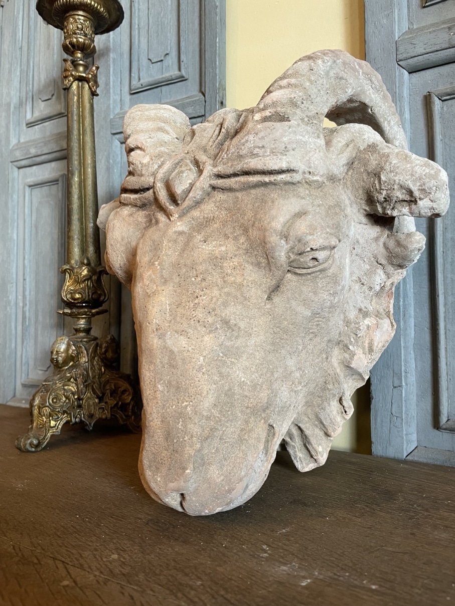 https://www.toonkamerwebshop.nl/wp-content/uploads/2025/11/19e-eeuws-ramskop-goat-head-Frans-albi-kerk-ornament-console-www.toonkamerwebshop.nl-13.jpg