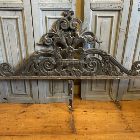 Ornament Kuif op Poort Schuur Deur