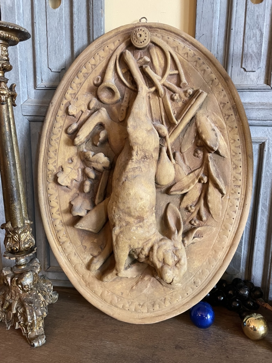 https://www.toonkamerwebshop.nl/wp-content/uploads/2025/12/jacht-tafereel-gips-19e-eeuws-Frans-wild-jagen-muurplateau-muurbord-decoratief-konijn-Frans-www.toonkamerwebshop.nl-6.jpg