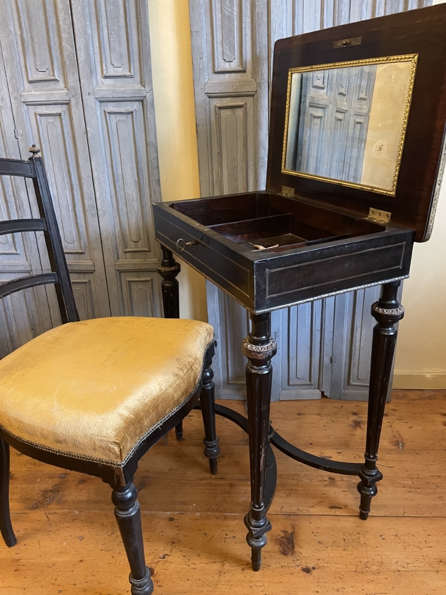 https://www.toonkamerwebshop.nl/wp-content/uploads/2025/12/napoleon-III-toilettafel-rozenhout-directoire-stoel-Frans-antiek-www.toonkamerwebshop.nl_.jpg