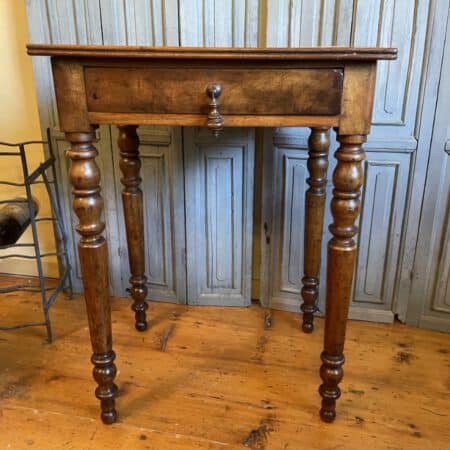 Tafeltje Bijzettafeltje Notenhout (gereserveerd)