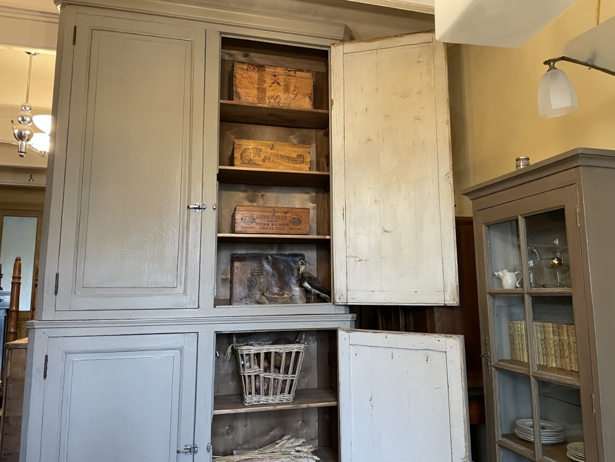 Kast Hoge Vitrinekast Keukenkast Buffetkast 266 cm.