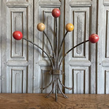 Wandkapstok met houten ballen Kapstok