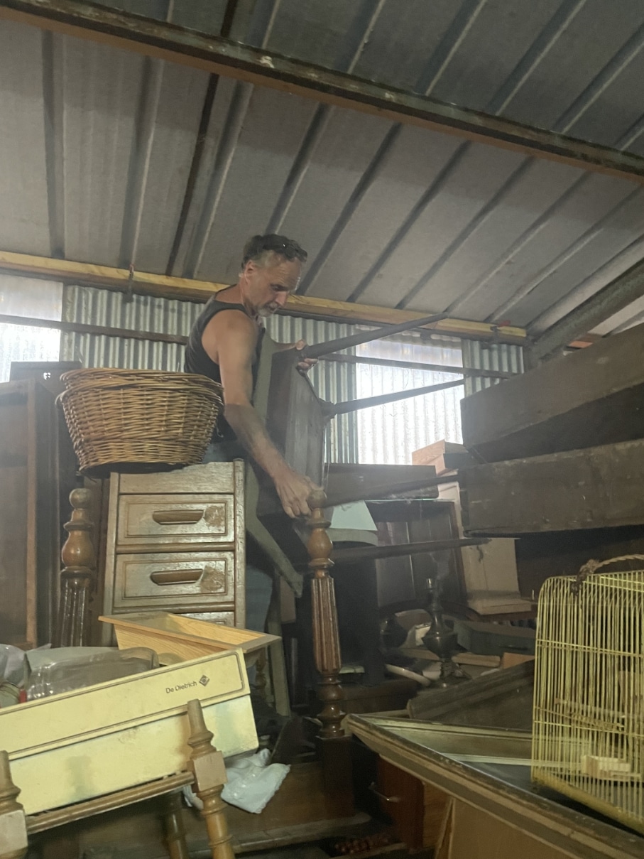 https://www.toonkamerwebshop.nl/wp-content/uploads/2026/04/antiek-inkoop-Frans-salvage-hunter-pareltjes-www.toonkamerwebshpop.nl_.jpg