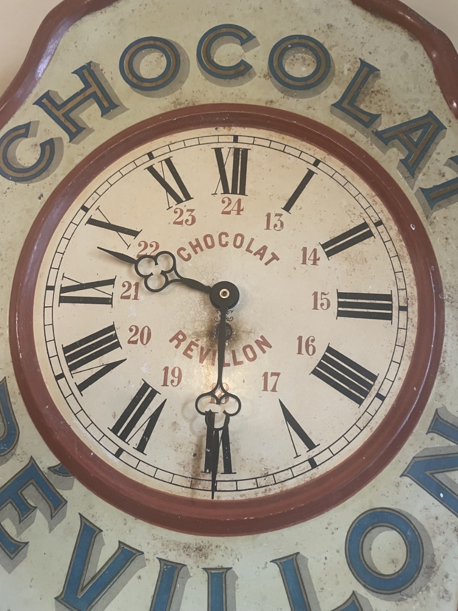 https://www.toonkamerwebshop.nl/wp-content/uploads/2026/06/klok-reclame-wandklok-clock-revillon-chocolat-Frans-www.toonkamerwebshop.nl-1.jpg