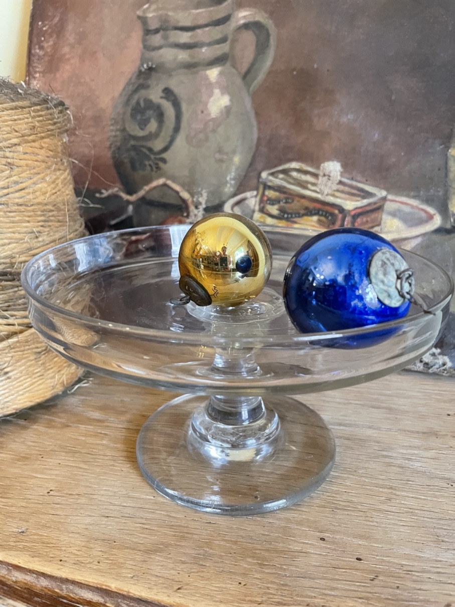 https://www.toonkamerwebshop.nl/wp-content/uploads/2026/09/schaalopvoet-tazza-19e-eeuw-antiek-glas-taartschaal-Frans-www.toonkamerwebshop.nl_.jpg