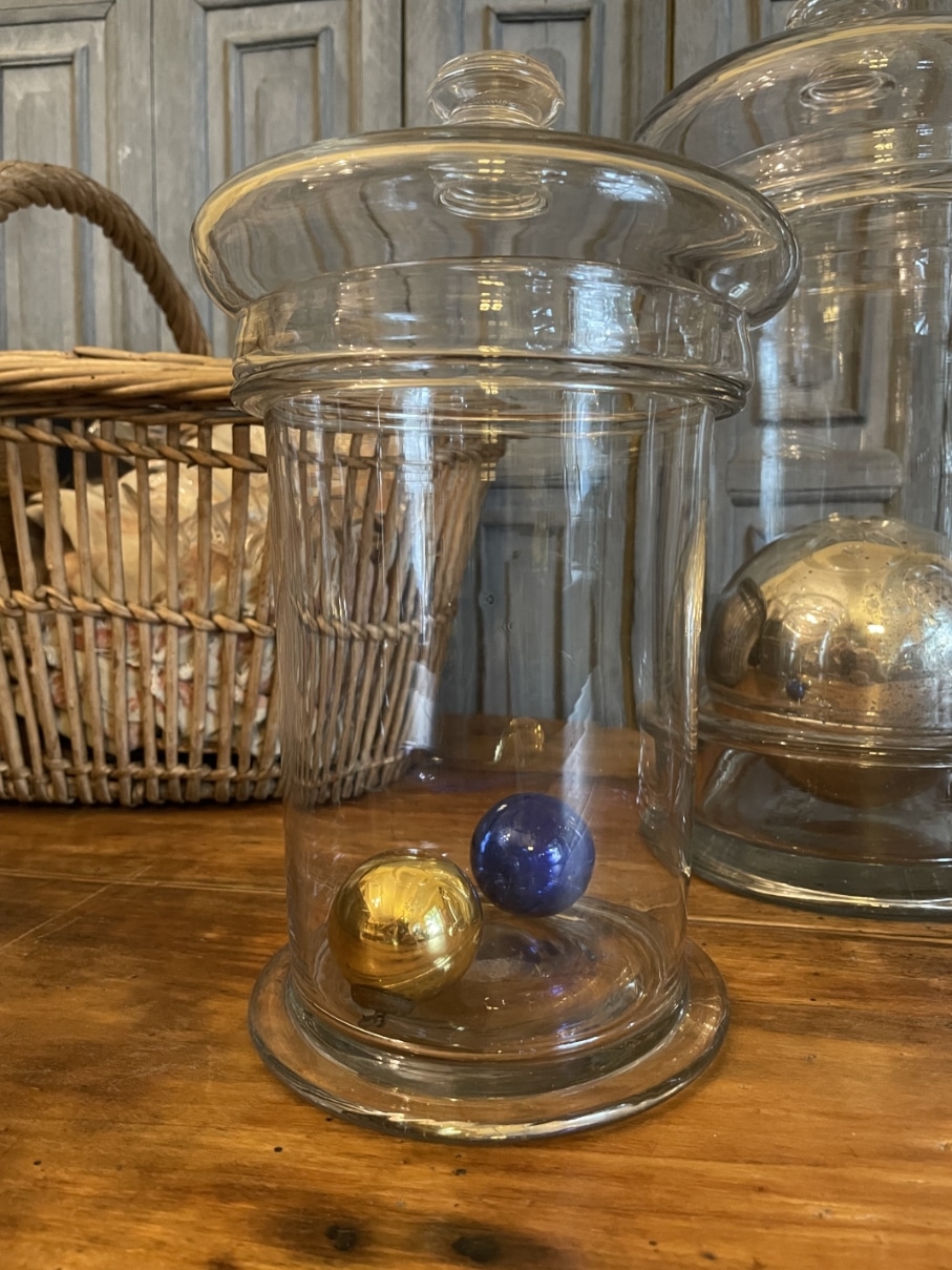 https://www.toonkamerwebshop.nl/wp-content/uploads/2026/09/set-snoeppotten-19e-eeuw-glas-antiek-Frans-www.toonkamerwebshop.nl-5.jpg