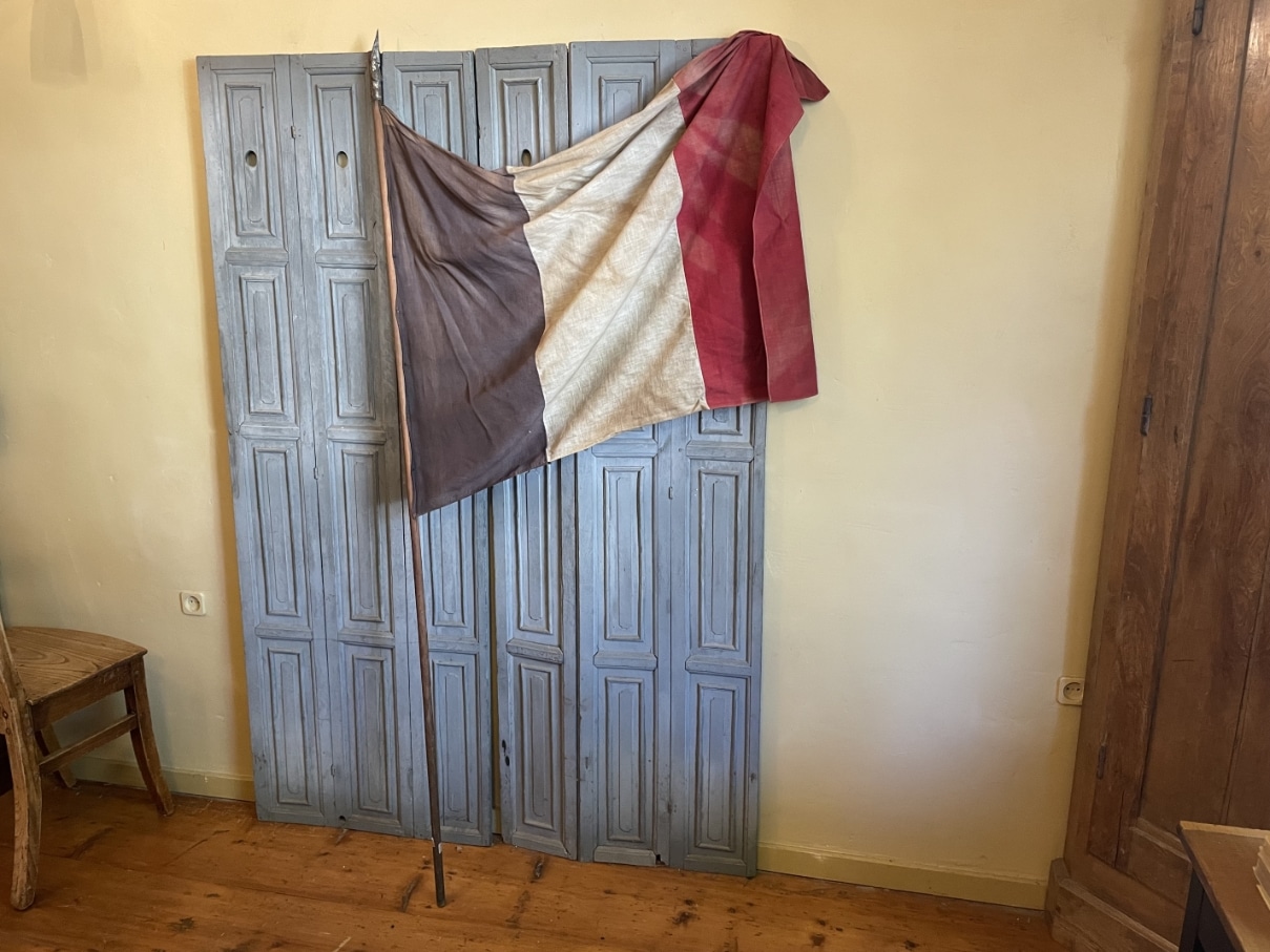 antieke Franse gemeentevlag met metalen schildje en houten stok